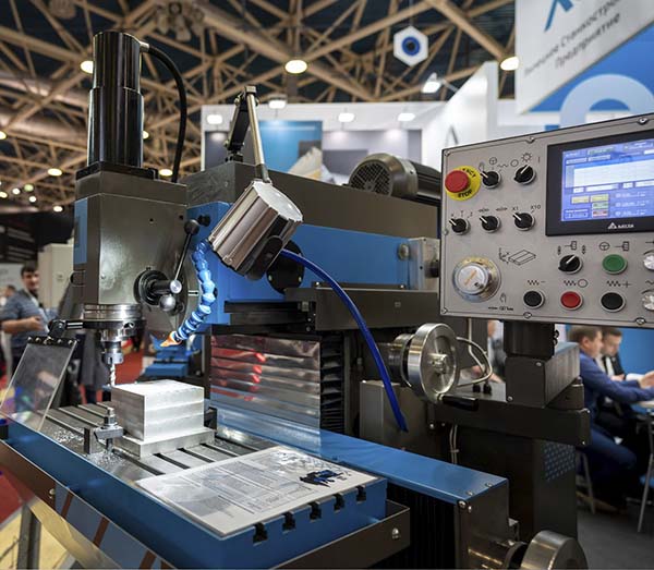 Фото широкоуніверсального фрезерного верстата 67Л25ПФ2